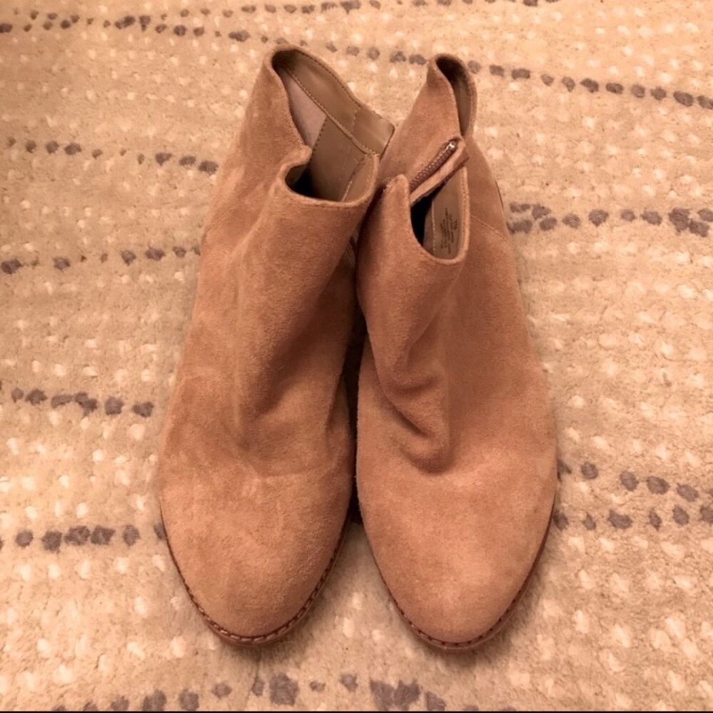 Gianni Bini tan suede booties